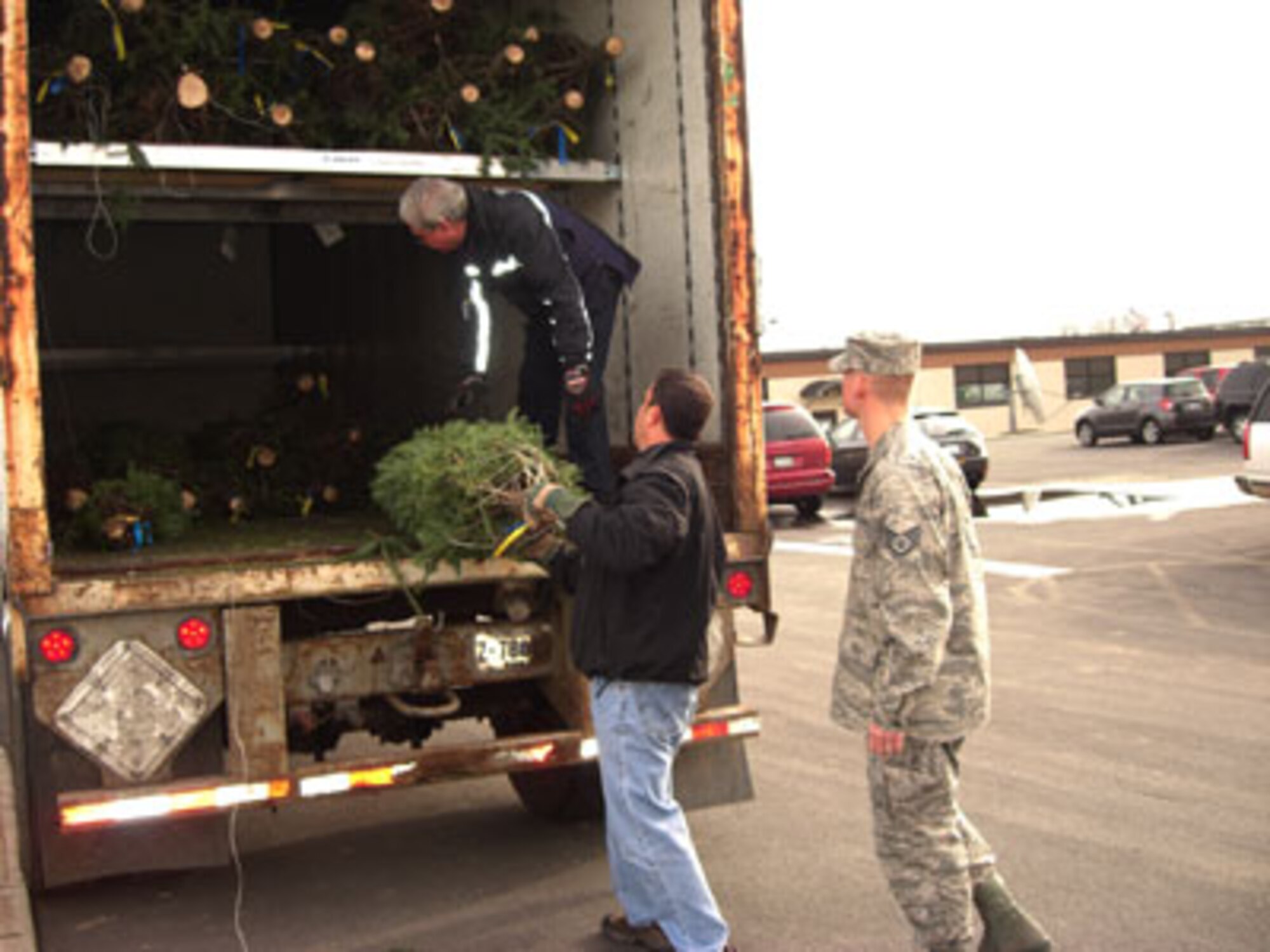 This holiday season, FedEx Freight delivered 25 fresh Christmas Trees to families of base personnel at Hancock Field Air National Guard Base. Celebrating its fifth year, Trees for Troops is a program sponsored by the Christmas SPIRIT Foundation and FedEx Corp.