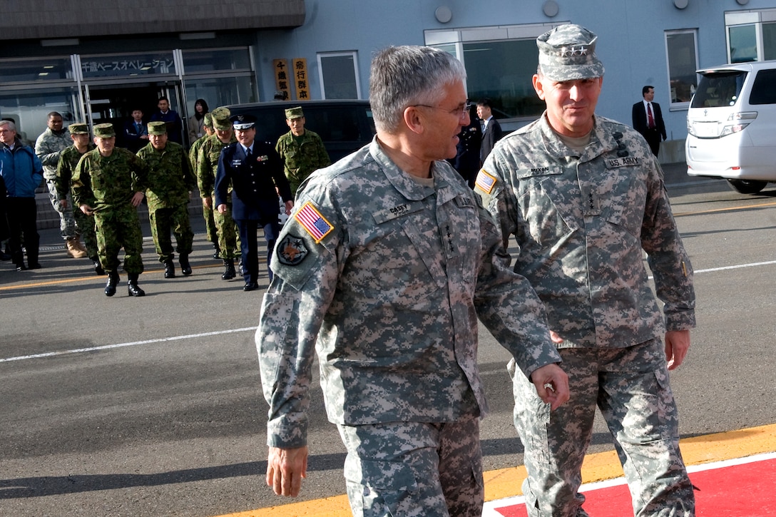 Lt. Gen. Benjamin R. Mixon, right, U.S. Army Pacific Commander, talks with U.S. Army Chief of Staff Gen. George W. Casey Jr., left, as he boards his plane to fly to S. Korea from Chitose, Japan, Dec. 16, 2009. 