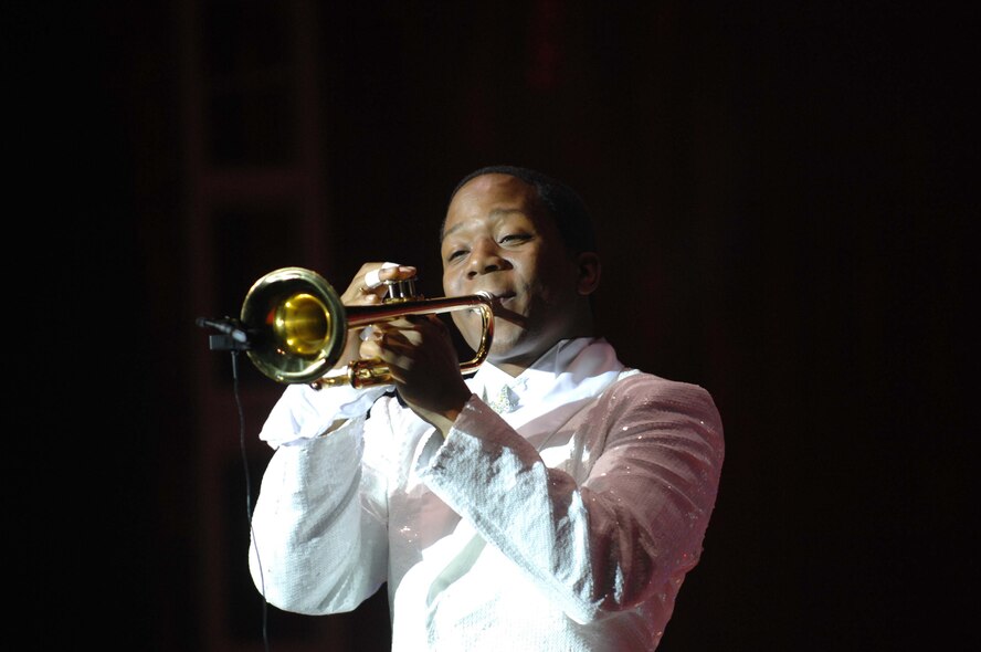 The Air Force performing troupe ?Tops in Blue? entertained a full house of military and civilian fans during their show in Minnesota, Dec. 5. The group performed their first Minnesota show in more than seven years at the Burnsville Performing Arts Center just south of the Twin Cities. ?The Tops in Blue have over 90 shows on their schedule this year, and we feel very fortunate as we are the only Air Force Reserve wing to host the tour,? said Col. Tim Tarchick, 934th Airlift Wing commander. ?The show was fantastic, we hope they can come back next year.? Tops in Blue presents shows around the world for the Air Force with a legacy of over fifty years of entertaining the troops (Air Force photo/Senior Master Sgt. Mark Moss)
