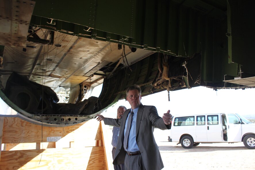 Patrick Dagle, director, 751st Electronic Systems Group, looks at a 707 aircraft that has been used for parts reclamation at the 309th Aerospace Maintenance and Regeneration Group (AMARG), Davis-Monthan AFB, Ariz. AMARG personnel removed a keel beam from the aircraft for an Electronic Systems Center Joint Surveillance Target Attack Radar System (Joint STARS) Senior Year Electro-optical Reconnaissance System (SYERS-3) program demonstration. (Courtesy photo)
