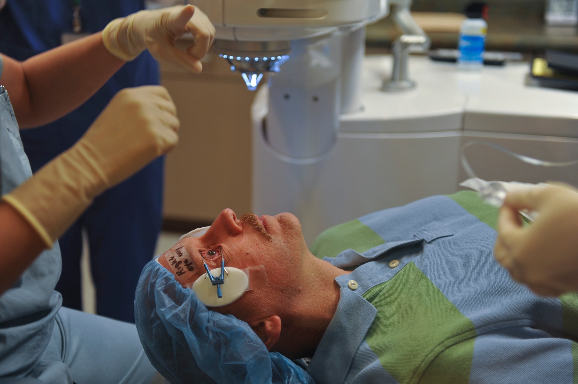 Maj. (Dr.) Vasudha Panday prepares to use the femtosecond laser on John Kelly Dec. 22, 2009, at the Refractive Surgery Center at Lackland Air Force Base, Texas. Doctor Panday will use the femtosecond laser to cut cornea tissue in preparation for a cornea transplant. Doctor Panday is assigned to the 59th Medical Wing. (U.S. Air Force photo/Staff Sgt. Desiree N. Palacios) 