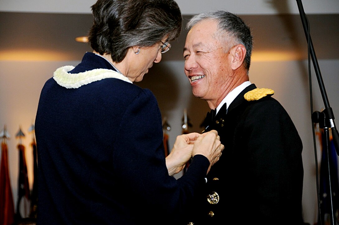 Hawaii State Adjutand General Robert G. F. Lee receives Distinguished Service Medal from Hawaii Gov. Linda Lingle. Gov. Lingle recognized Maj. Gen Lee for his service from Feb.1, 2002 to June 23, 2009.  Maj. Gen. Lee received the award during the 373rd birthday celebration of the National Guard, Dec. 12, Ko Olina, Hawaii. (U.S. Air Force photo/Tech. Sgt. Betty J. Squatrito-Martin)