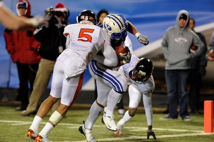 LAS VEGAS - Manase Tonga of the Brigham Young University Cougars scores a touchdown while Cameron Collins of the Oregon State Beavers defends in the fourth quarter of the MAACO Las Vegas Bowl at Sam Boyd Stadium December 22, 2009 in Las Vegas, Nevada. Over 200 hundred Airmen from Nellis and Creech Air Force Bases attended the game after unfurling the flag for the opening ceremonies.
(U.S. Air Force photo by Tech. Sgt. Michael R. Holzworth)