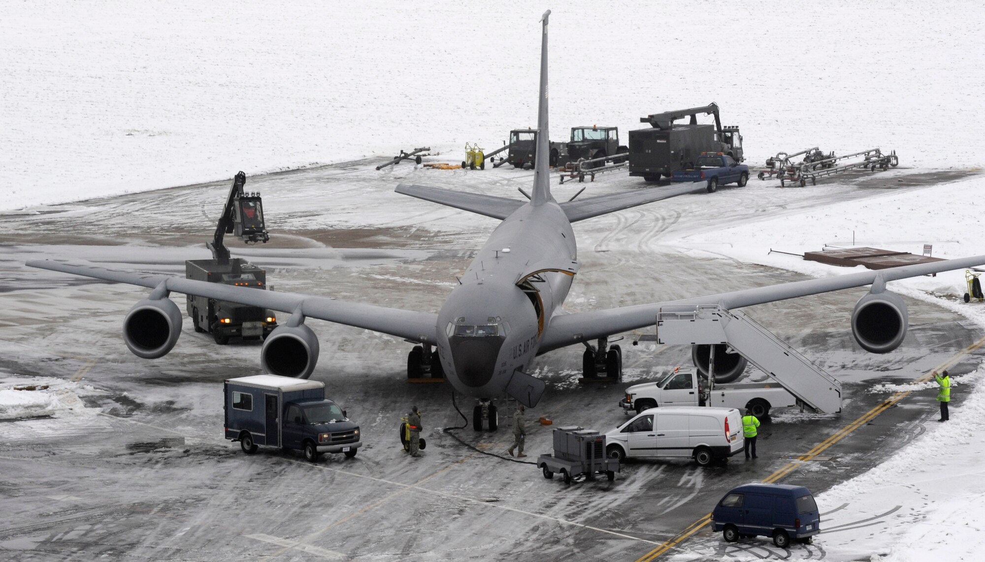 RAF MILDENHALL -- Ground crews prepare a KC-135 Stratotanker to take off in the cold, snowy weather Dec. 22.  The snowy weather which first arrived on Dec. 17, makes for hazardous driving conditions, base residents are encouraged to drive safely.  (U.S. Air Force photo/Staff Sgt. Christopher L. Ingersoll)