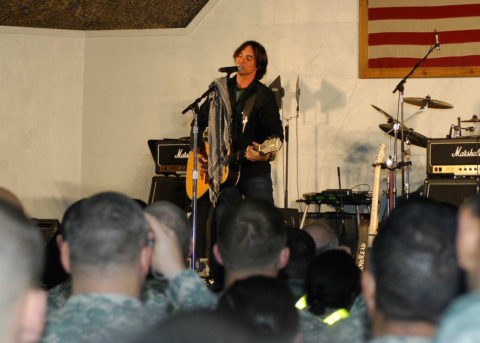BAGRAM AIRFIELD, Afghanistan -- Keni Thomas, a singer, entertains servicemembers during a United Service Organizations tour Dec. 23, 2009.  Mr. Thomas and eight other celebrities supported the troops during this USO tour.  Mr. Thomas hails from Gainesville, Fla.  (U.S. Air Force photo/Senior Airman Felicia Juenke)
