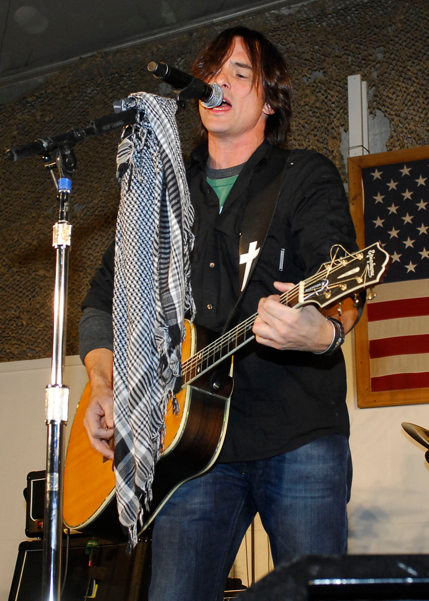BAGRAM AIRFIELD, Afghanistan -- Keni Thomas, a singer, entertains servicemembers during a United Service Organizations tour Dec. 23, 2009.  Mr. Thomas and eight other celebrities supported the troops during this USO tour.  Mr. Thomas hails from Gainesville, Fla.  (U.S. Air Force photo/Senior Airman Felicia Juenke)