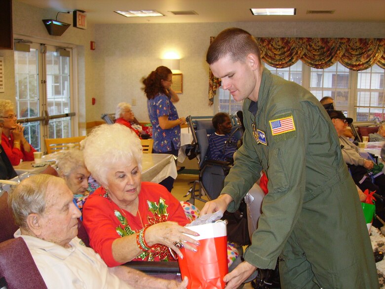 Reservists spend Christmas Eve with Veterans > 927th Air