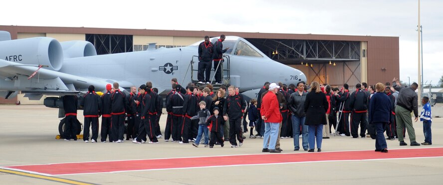 Barksdale AFB, La. – Players from the Georgia Bulldogs stand in line to tour the inside of an A-10 Warthog cockpit during a static display Dec. 24. More than 400 people including team members from Texas A&M, attended a base tour of Barksdale, as part of pre-Independence Bowl activities. (U.S. Air Force photo by Senior Airman Alexandra Longfellow) (RELEASED)