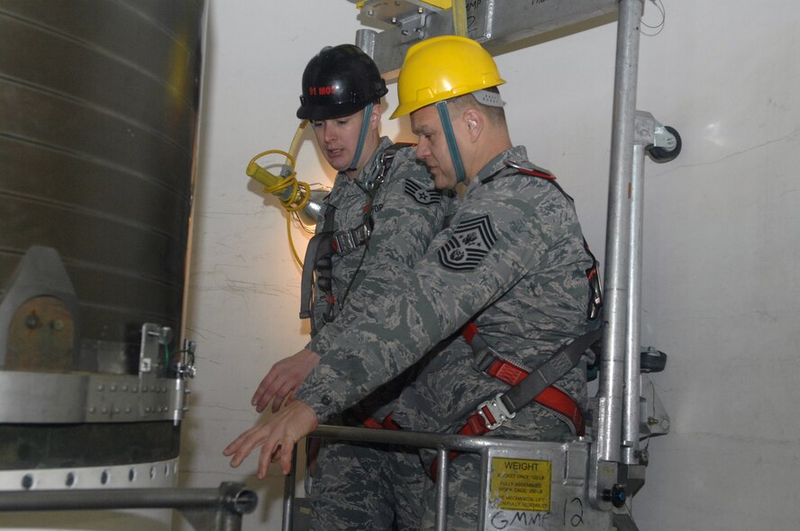 MINOT AIR FORCE BASE -- Chief Master Sergeant of the Air Force James Roy is
given a cage ride within the launch facility trainer, Uniform - 1 by Staff
Sergeant Chris Hawkins, 91st Missile Maintenance Squadron, missile
maintenance instructor, during a visit here Dec. 24. Chief Roy's visit marks
his first trip to Minot AFB as CMSAF. He used this unique opportunity to
meet Airmen from both the 5th Bomb Wing and 91st Missile Wing. Chief Roy is
the 16th CMSAF and holds the highest enlisted level of leadership in the Air
Force. (U.S. Air Force photo by Senior Airman Jesse Lopez)
