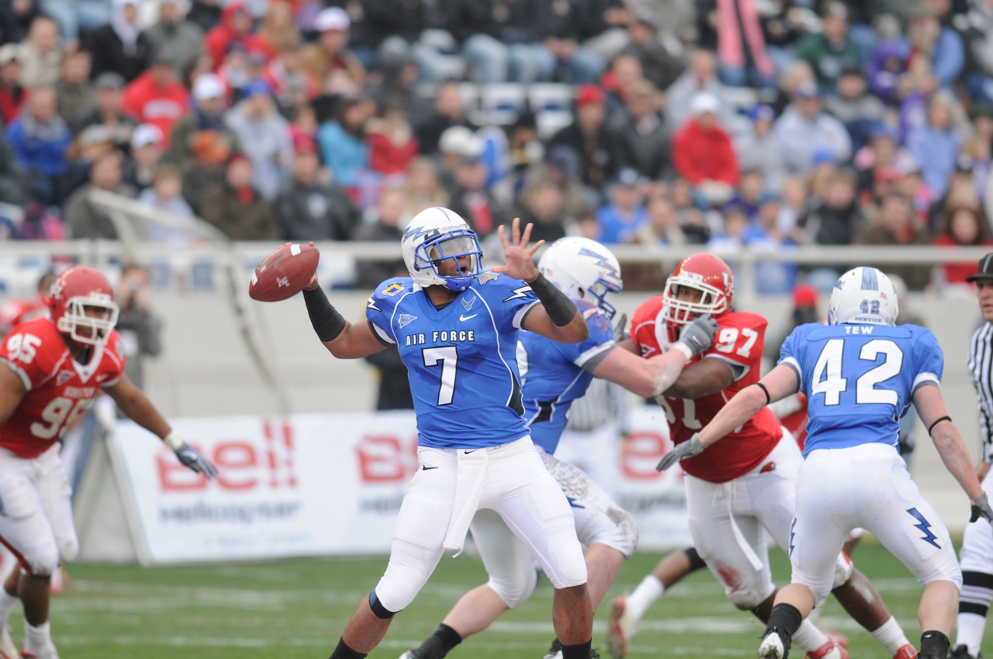 Falcons quarterback Tim Jefferson gets ready for a deep pass against Houston during the Armed Forces Bowl Dec. 31, 2009, at Fort Worth, Texas. The U.S. Air Force Academy triumphed over the University of Houston Cougars, 47-20. (U.S. Air Force photo/Bill Evans) 
