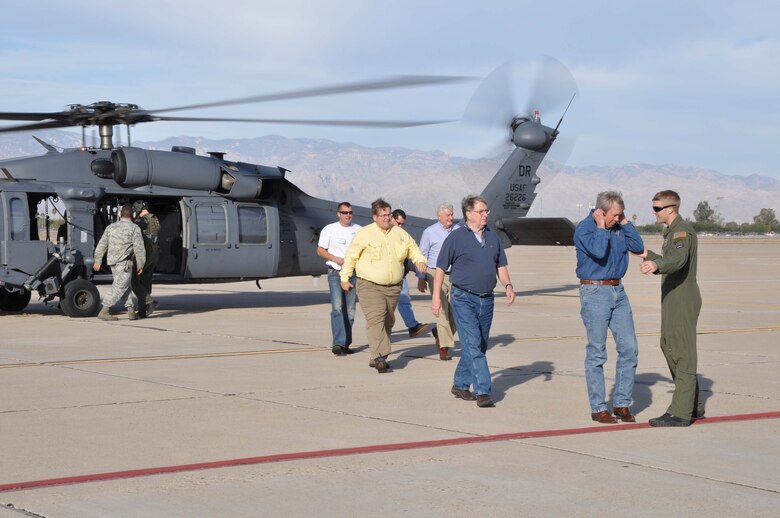 Civic leaders return from an orientation flight aboard an HH 60 Pavehawk at Davis-Monthan Air Force Base, Ariz. (Air Force photo/Tech. Sgt. Bob Sommer)