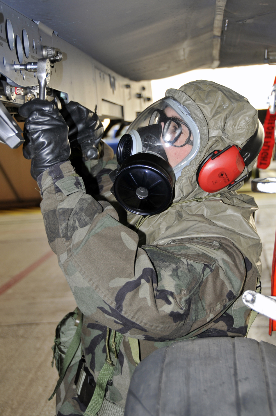 Load Crews qualify in MOPP 4 > Royal Air Force Lakenheath > Article Display