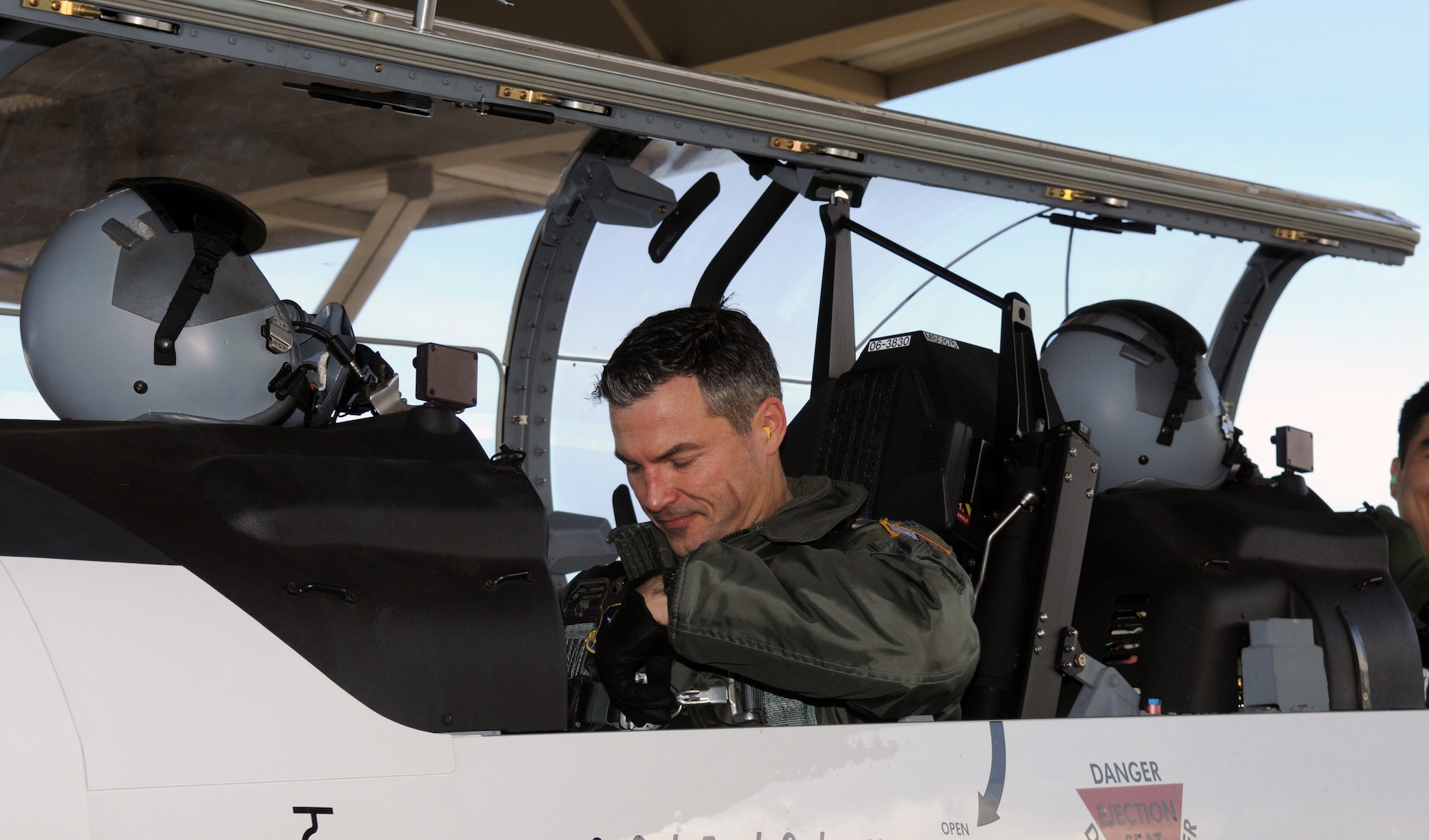 Lt. Col. Rich Lowe exits a T-6A Texan II after a flight Jan. 28 at Randolph Air Force Base, Texas. Colonel Lowe pulled several people from the wreckage of Continental Airlines Flight 1404 that crashed on takeoff at Denver International Airport Dec. 20, 2008. Colonel Lowe is an instructor pilot with the 39th Flying Training Squadron. (U.S. Air Force photo/Rich McFadden)