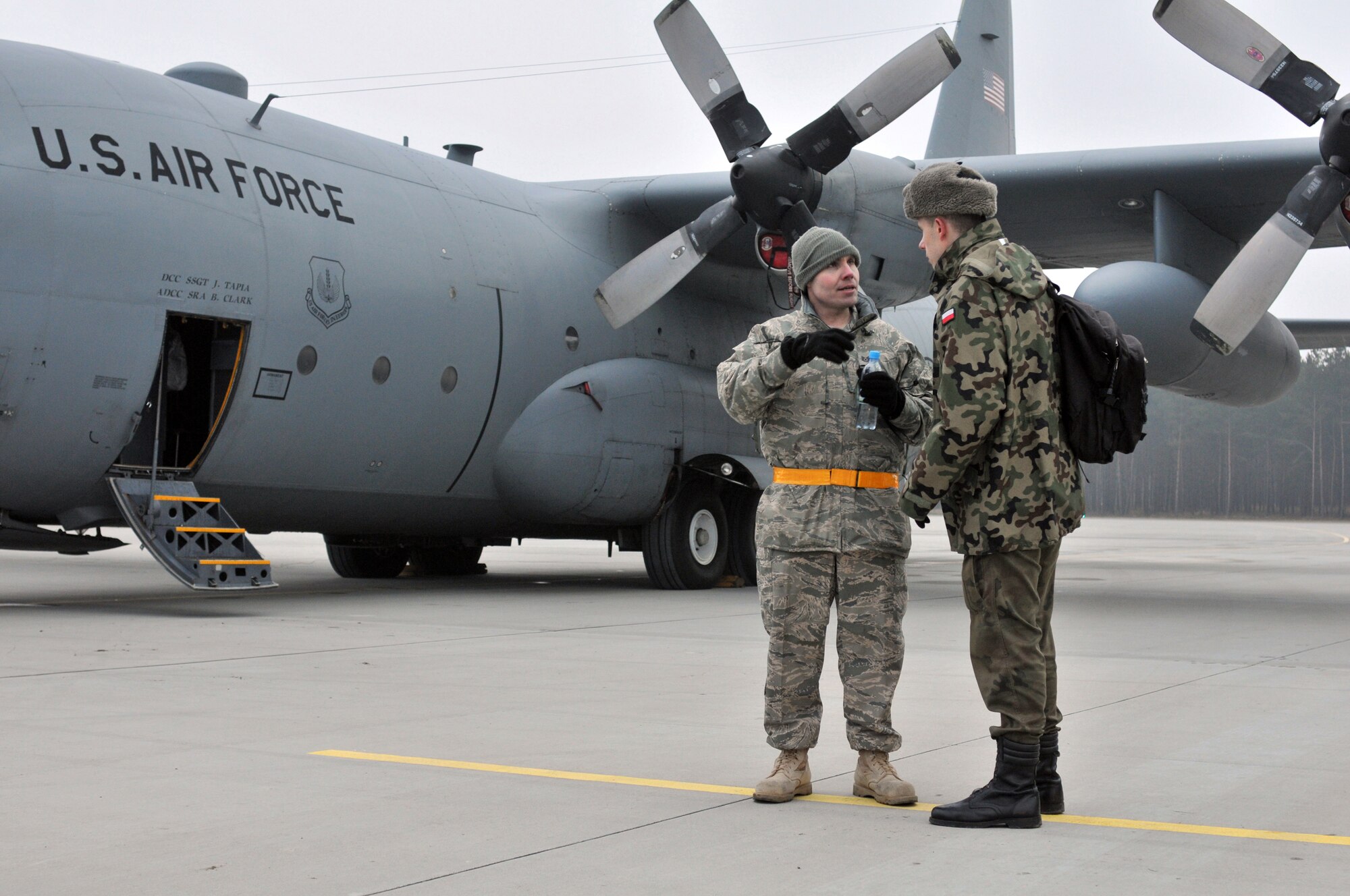 Members of the 86th Airlift Wing and Polish Air Force discuss procedures for the C-130, Jan. 28, 2009, at Powidz Air Base, Poland. (U.S. Air Force photo by Senior Airman Nathan Lipscomb)