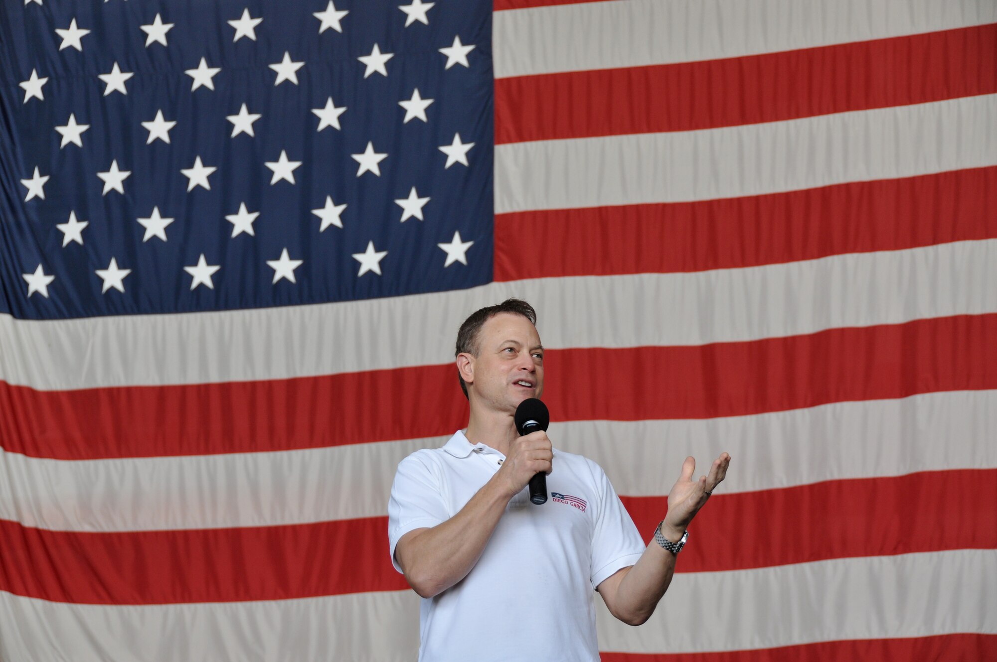 HICKAM AFB - CSI television show star and Blue Island, Ill. native Gary Sinise visits Hickam Air Force Base, Hawaii on their Wingman's day on Jan. 30, 2009. Sinise and his "Lt. Dan Band" perform at Marine Corps Base Hawaii (MCBH) Kaneohe Bay on Jan 30, 2009 and Hickam AFB on Jan. 31. (U.S.  Air Force photo/Tech Sgt. Cohen A. Young) 