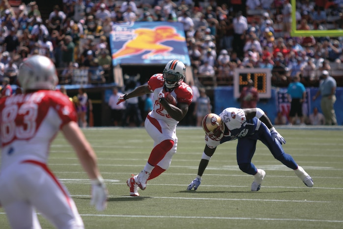 Miami Dolphins' running back Ronnioe Brown manuvers past San Fransico 49ers' Patrick Willis during the 2009 Pro Bowl, Feb. 8, at the Aloha Stadium.
