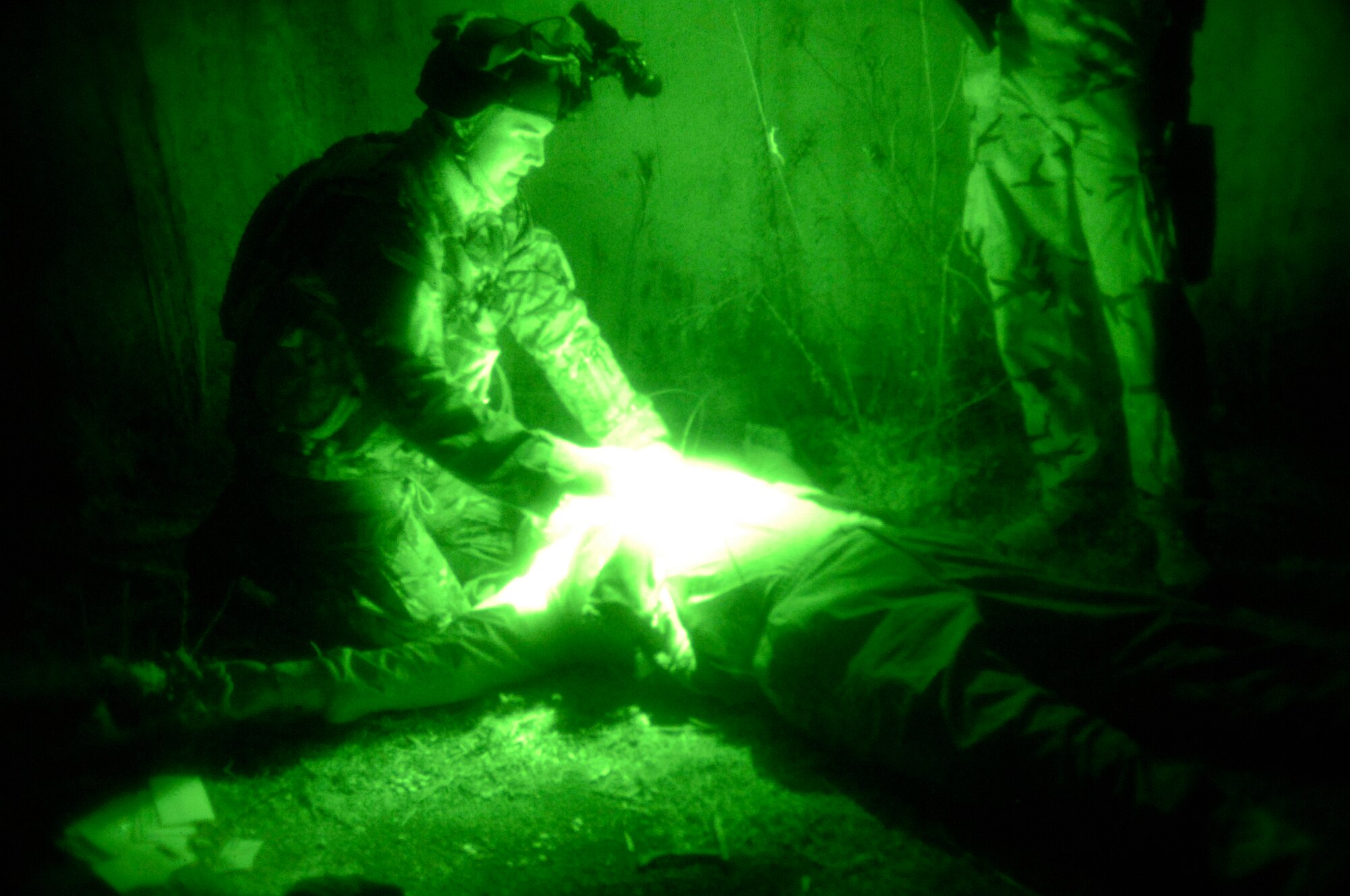HURLBURT FIELD, Fla., -- Members of the deployed aircraft ground response element (DAGRE) from the 1st Special Operations Security Forces Squadron infill from CV-22 on a disclose location in response to a simulated IED blast, Feb. 5. The DAGRE members specializes in survival skills, edged weapons, unarmed combat, and advanced tactics.  (U.S. Air Force photo/Senior Airman Sheila DeVera)(RELEASED)