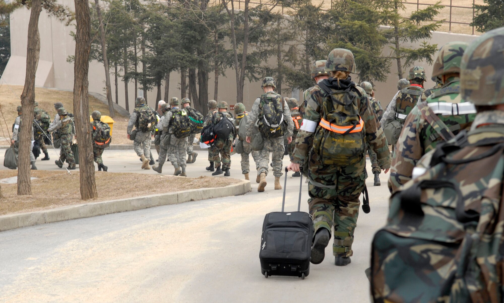 Airmen from the 51st Fighter Wing perform a ?Bug out? of the Emergency Operations Center, Feb 09, during the 51st Fighter Wing Operational Readiness Exercise Beverly Midnight 09-01 at Osan AB, Korea. "Bug-out" drills are conducted to demonstrate the effectiveness of building occupants to evacuate quickly from a building as quickly and safely as possible. (US Air Force photo by Staff Sgt. Brian Ferguson)