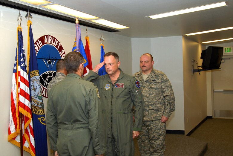 Lt Col Bill Michell assumes command of the 189th Airlift Squadron, Idaho Air National Guard, from Lt Col Craig Logan. Lt Col Logan assumed command of the 124th Maintenance Squadron on the weekend of January, 2009 UTA. (Air Force photo by Senior Amn Robert Barney)(Released)