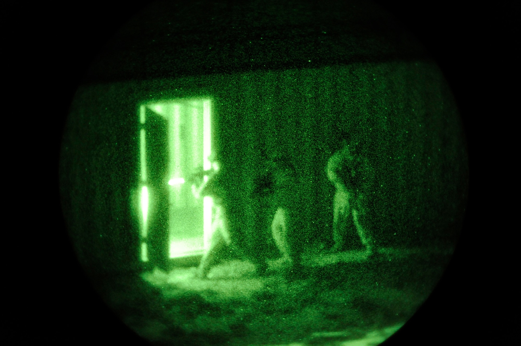 A quick reaction force raids a building Feb. 9 during an Emerald Warrior Exercise training scenario. Air Force Special Operations Command officials are hosting Emerald Warrior to train forces in combat scenarios. The exercise runs until Feb. 13. (U.S. Air Force photo/Staff Sgt. Desiree N. Palacios)