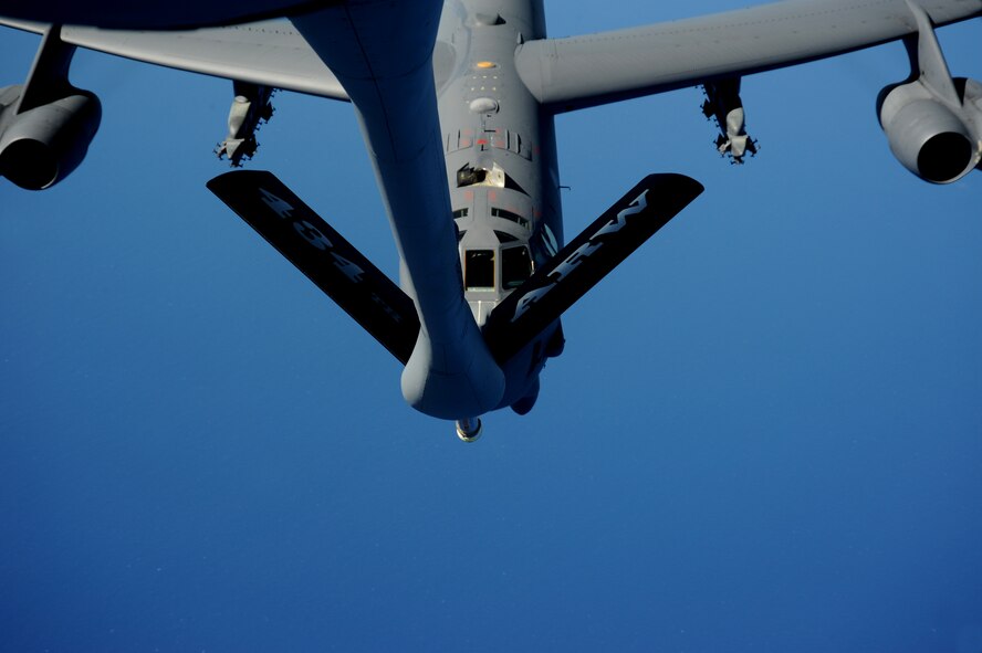 A B-52 Stratofortress from Minot Air Force Base, N.D. deployed to the 23rd Expeditionary Bomb Squadron, Andersen Air Force Base, Guam moves into pre-contact position to receive fuel from a KC-135 Stratotanker over the Pacific Ocean. B-52 Stratofortress' participated in exercise Cope North 09-1 Feb. 2-13.  This was the first time that B-52s have participated in the annual bilateral exercise between the U.S. and Japan Air Self Defense Force.





(U.S. Air Force photo/ Master Sgt. Kevin J. Gruenwald) released





















  












 











































  












 

























