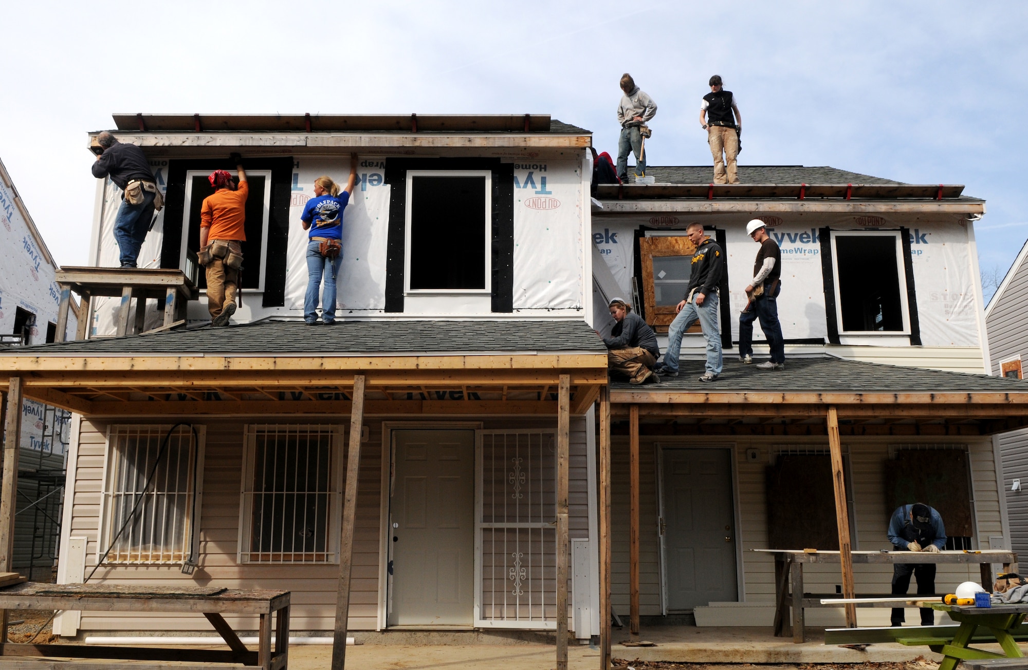 Habitat for Humanity workers and volunteers from the United States Air Force Honor Guard work together Feb. 11 during a Habitat for Humanity project in Washington D.C. The 16 Bolling volunteers worked side-by-side with trained crew members to accomplish various tasks throughout the day. (U.S. Air Force photo by Senior Airman Marleah Miller)