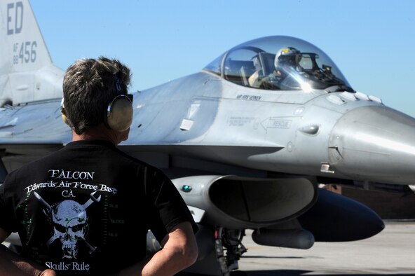 Kenny Booth, crew chief assigned to the 416th Flight Test Squadron at Edwards Air Force Base, Calif, prepares to taxi an F-16 Fighting Falcon in support of Red Flag 09-2 Feb. 4 at Nellis Air Force Base, Nev. Red Flag is a multi-national exercise providing a realistic environment to practice combat scenarios. The experience gained during the exercise is vital to the survival of air crews in combat. (U.S. Air Force photo/Senior Airman Nadine Y. Barclay)