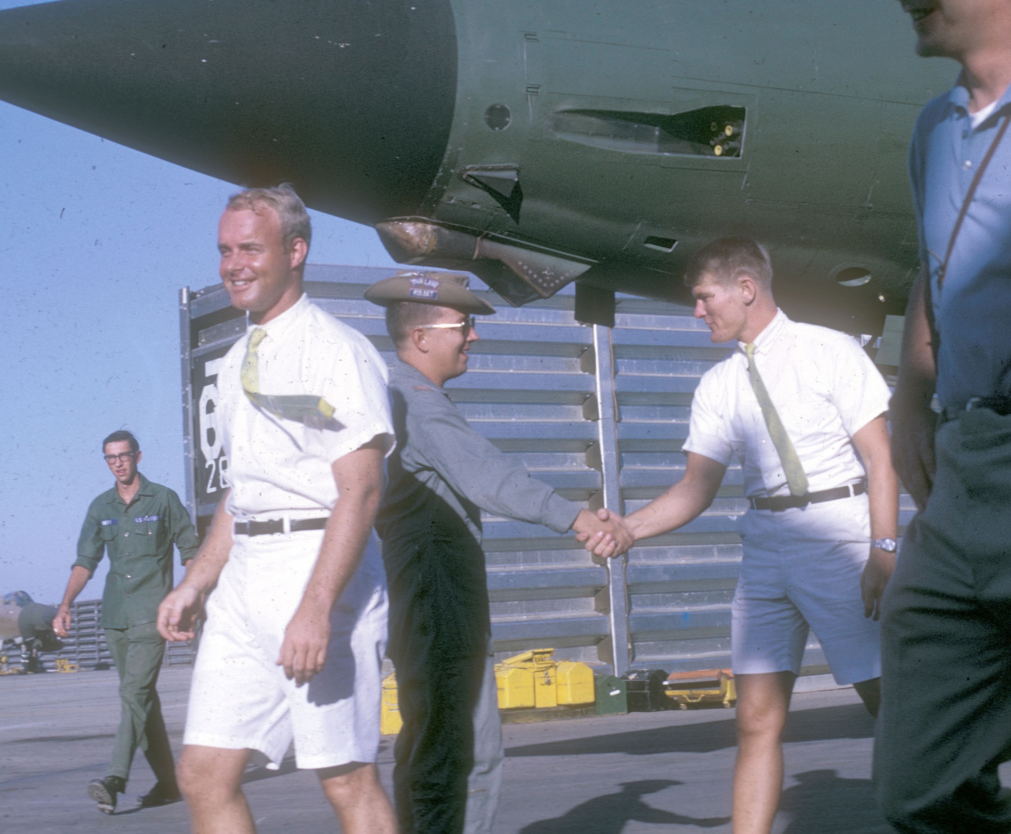 As a joke, Williams (r) and his pilot, Rowland “Smitty” Smith (l), secretly decided to wear Bermuda shorts, white shirts, and silk Thai ties under their flight suits for their last mission. They came out of the cockpits in these outfits to the surprise and laughter of those there to congratulate them. (U.S. Air Force photo)