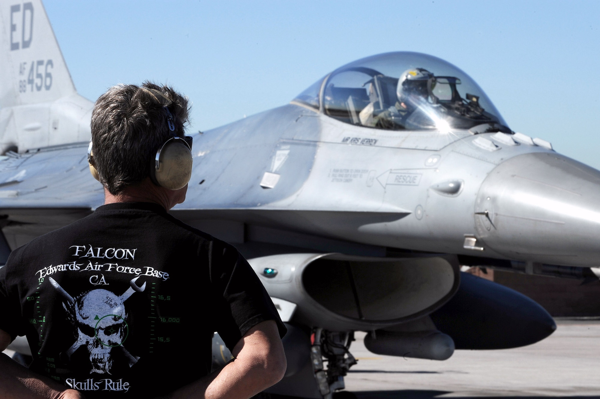 Kenny Booth prepares to taxi an F-16 Fighting Falcon in support of Red Flag 09-2 Feb. 4 at Nellis Air Force Base, Nev. Red Flag is a multi-national exercise providing a realistic environment to practice combat scenarios. The experience gained during the exercise is vital to the survival of aircrews in combat. Mr. Booth is a crew chief assigned to the 416th Flight Test Squadron at Edwards Air Force Base, Calif. (U.S. Air Force photo/Senior Airman Nadine Y. Barclay)