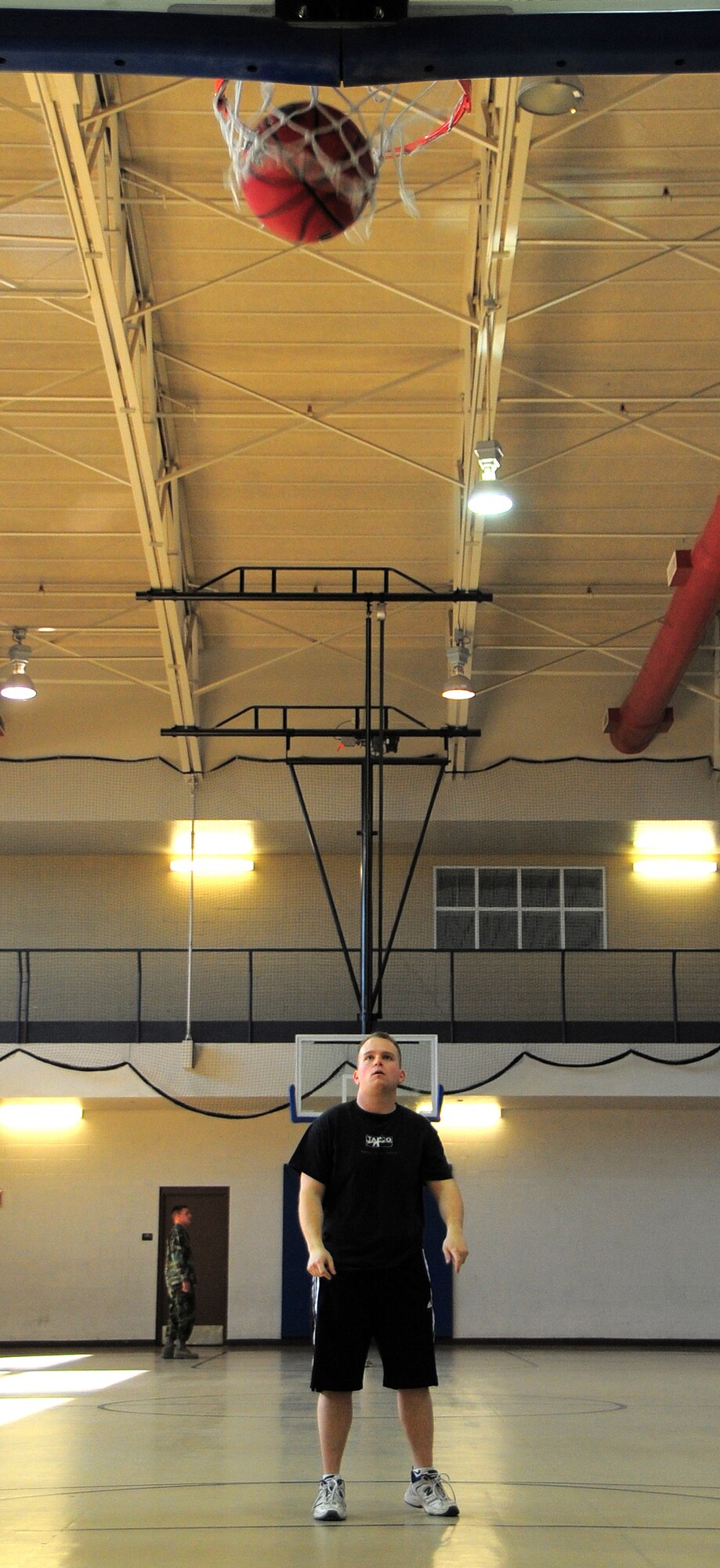 1st Lt. Andrew Leader, 846th Test Squadron, scores another point during the Holloman Air Force Base, N.M., Fitness and Sports center Open House free throw contest, Feb. 20. (U.S. Air Force Photo/Tech. Sgt. Chris Flahive)
