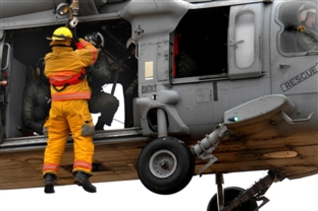 Virginia Army National Guard Sgt. Albert Culanding hangs from a U.S. Navy MH-60 Sea Hawk helicopter during Exercise Southbound Trooper IX on Fort Pickett, Va., Feb. 18, 2009. Culanding is assigned to the Fort Pickett Maneuver Training Center.