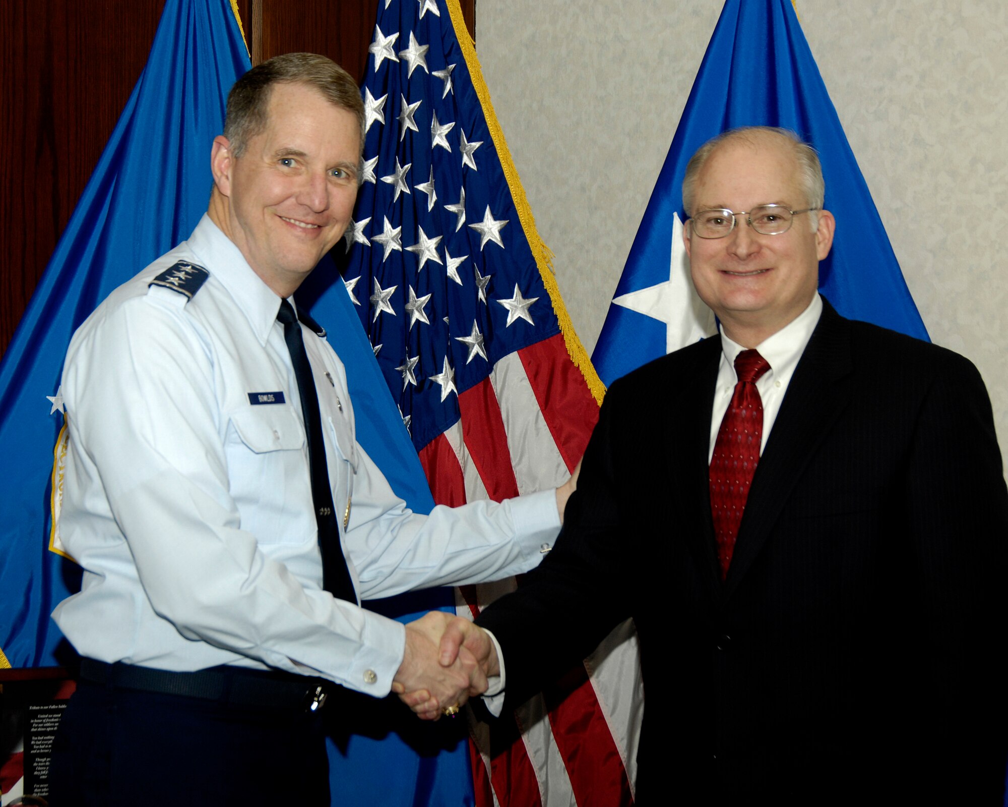 Electronic Systems Center Commander Lt. Gen. Ted Bowlds shakes hands with retired Maj. Gen. Paul Nielsen, CEO and director of the Software Engineering Institute, after the two leaders signed a pioneering software analysis agreement.   (USAF Photo by Linda LaBonte-Britt.)