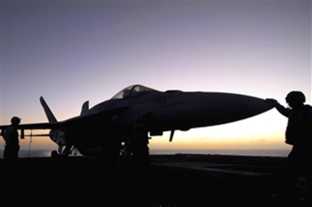U.S. Navy sailors conduct preflight checks on an F/A-18E Super Hornet on the flight deck aboard the aircraft carrier USS John C. Stennis  in the Pacific Ocean, Feb. 22, 2009.