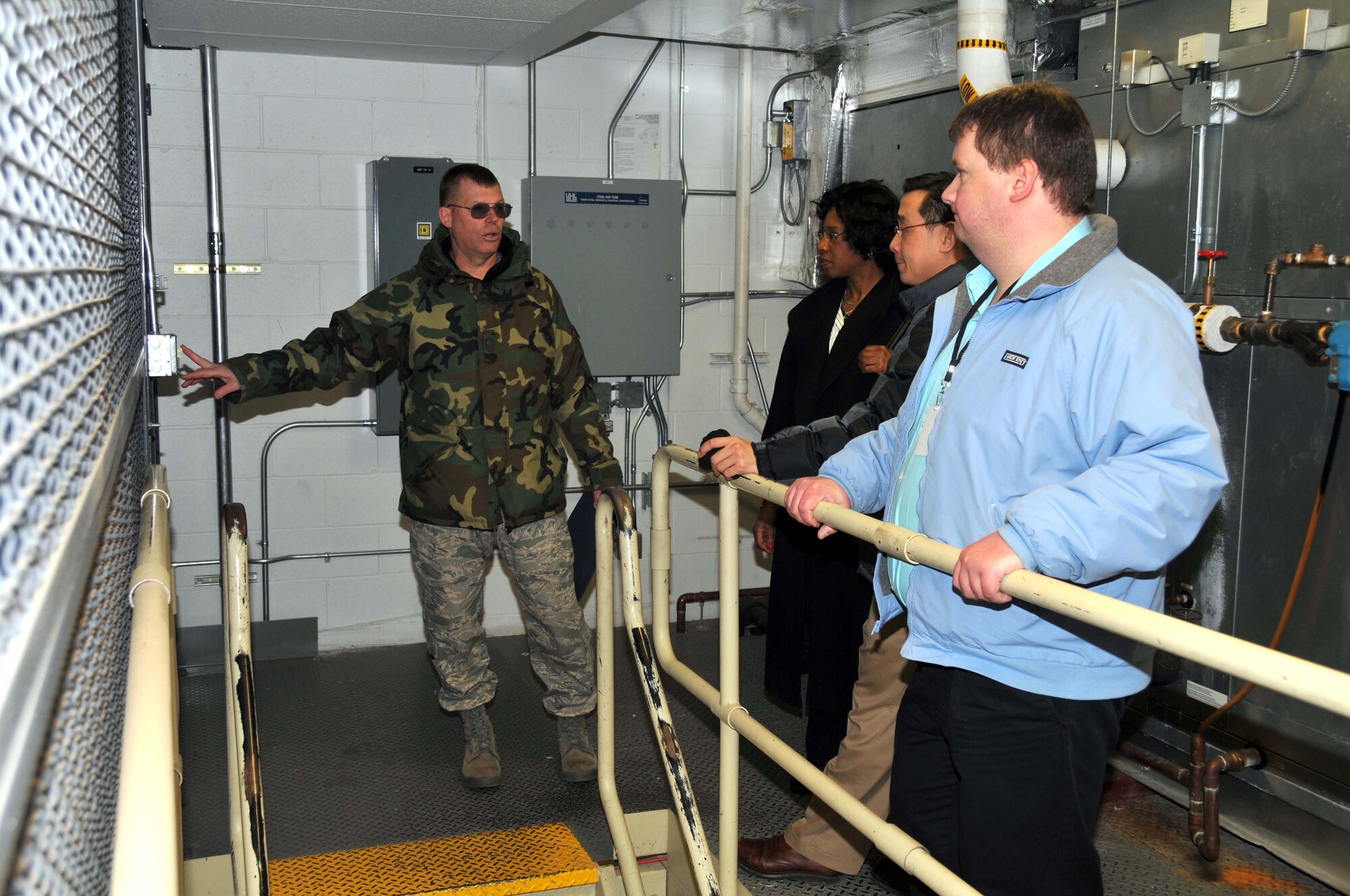 Chief Master Sgt. Dale Place, 27th Aerial Port Squadron, talks about the APS
mission and facilities with representatives from Congressman Keith Ellison's
office Minh Ta, Mike Siebenaler and Allison Bowden.  An appropriation for
funding a new facility for APS is being considered. (Air Force Photo/Master
Sgt. Paul Zadach)

