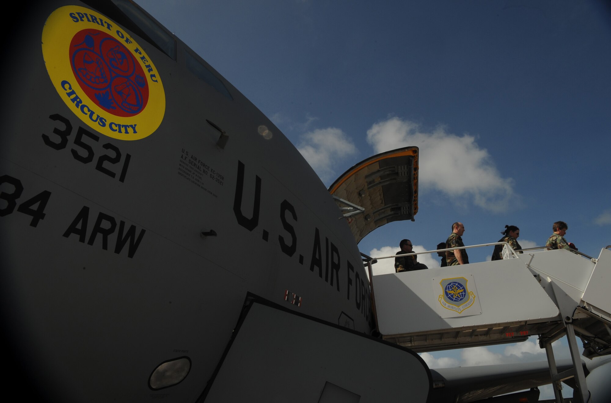 Personnel from the 434th Air Refueling Wing, Grissom Air Reserve Base, Ind. off load from a KC-135R Stratotanker Dec. 31 at Andersen Air Force Base, Guam. The 434th ARW is deployed to Andersen AFB in support of Pacific theater refueling operations and will be replacing the 171st ARW Pennsylvania Air National Guard.

(U.S. Air Force photo/ Master Sgt. Kevin J. Gruenwald) released





















  












 











































  












 


























