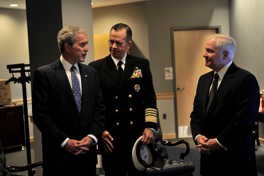 President George W. Bush and Chairman of the Joint Chiefs of Staff U.S. Navy Adm. Mike Mullen and Defense Secretary Robert M. Gates talk prior to the Armed Forces Full Honor Farewell to the President on Fort Myer, Va., Jan. 6, 2009. 