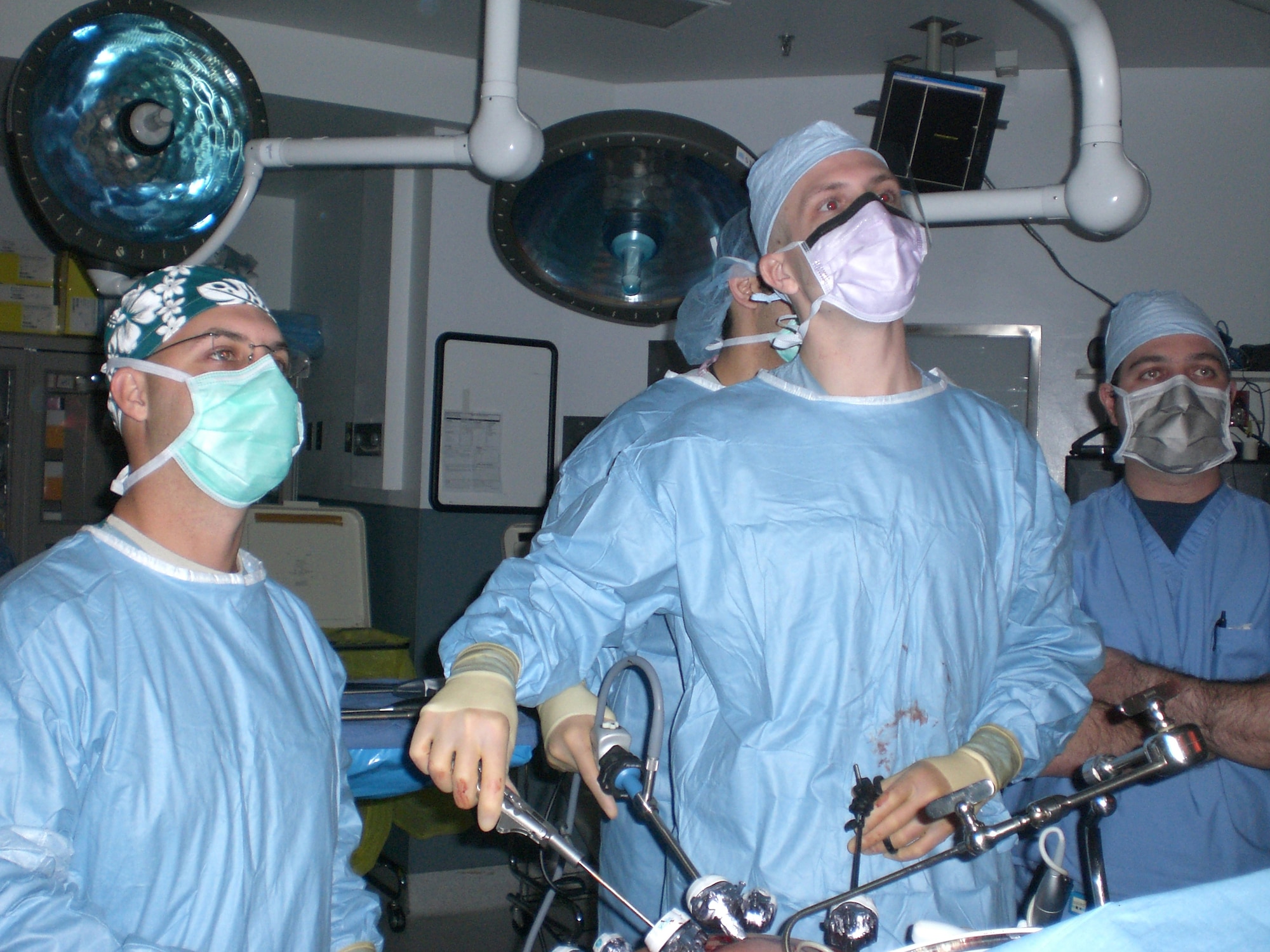 Bariatric surgeons Maj. (Dr.) Joshua Alley (center) and Maj. (Dr.) Richard Peterson (left) perform laparoscopic gastric bypass surgery at the NIX hospital on Dec. 15. A resource sharing agreement, established in December 2008, allows Wilford Hall Medical Center doctors to perform bariatric surgeries at the downtown San Antonio hospital. (U.S. Air Force photo)