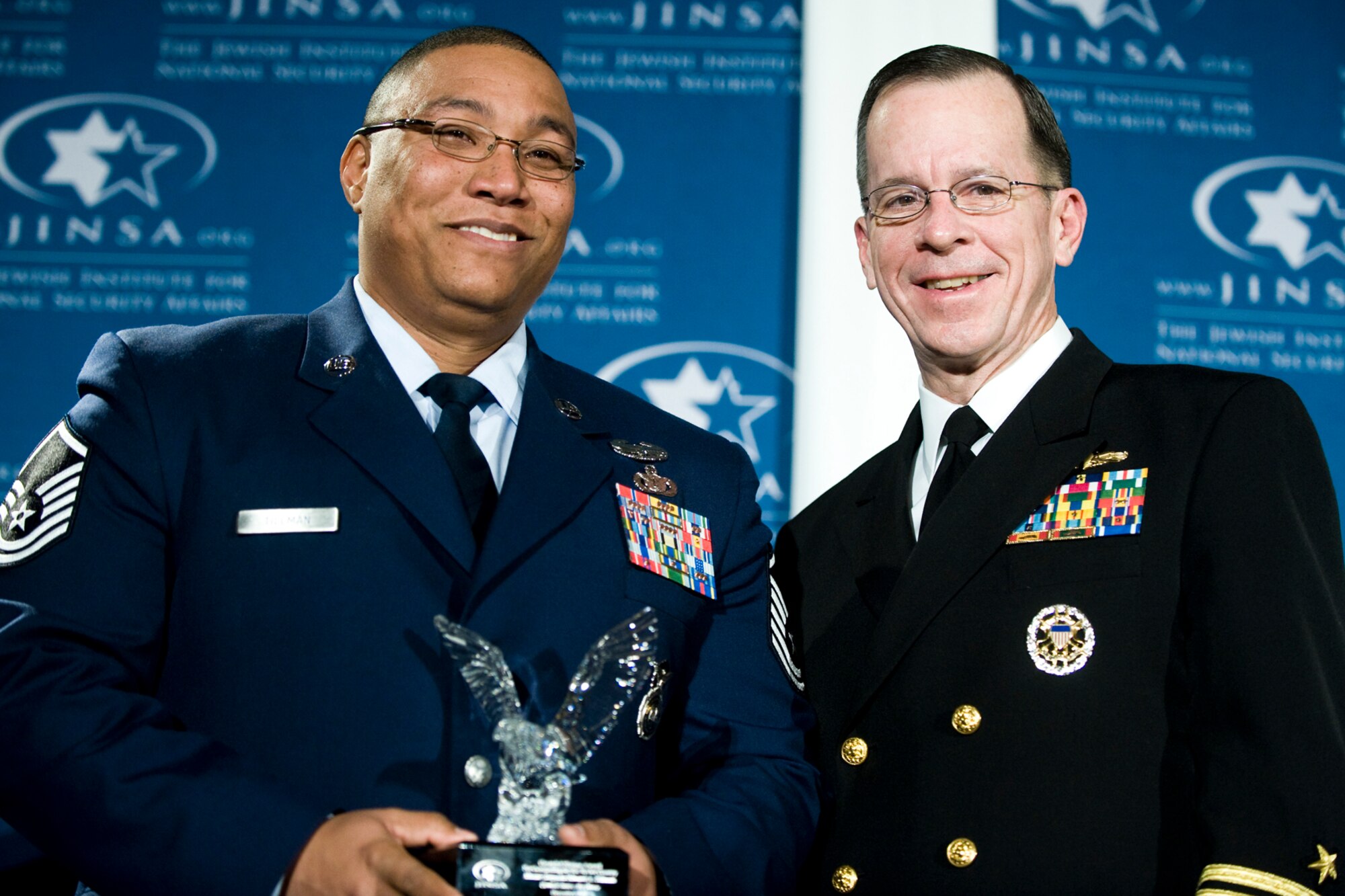 WASHINGTON (AFNS) – Navy Adm. Mike Mullen, chairman of the Joint Chiefs of Staff, presents Air Force Master Sgt. Edward A. Tillman with the 2008 Jewish Institute for National Security Affairs Grateful Nation Award, Crystal City, Va., Dec. 8. (Department of Defense photo by U.S. Navy Petty Officer 1st Class Chad McNeeley)