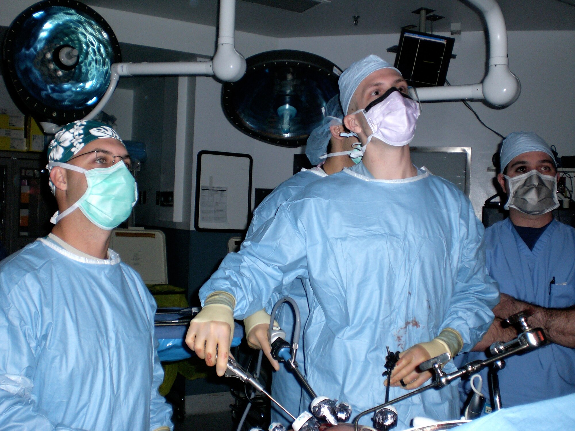 Maj. (Dr.) Joshua Alley (center) and Maj. (Dr.) Richard Peterson (left) perform laparoscopic gastric bypass surgery at the Nix Hospital Dec. 15 in San Antonio. A resource sharing agreement, established in December 2008, allows doctors from Wilford Hall Medical Center from Lackland Air Force Base, Texas, to perform bariatric surgeries at the hospital in downtown San Antonio. Doctors Alley and Peterson are bariatric surgeons. (U.S. Air Force photo) 
