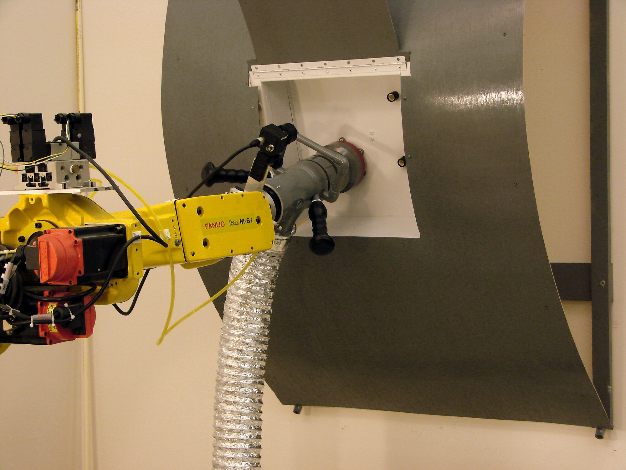 Air Force Research Laboratory researchers are developing a robot for automated aircraft ground refueling at Wright-Patterson Air Force Base, Ohio. In this photo, Air Force Research Laboratory's automated aircraft ground refueling system mock-up simulates performing a refueling test. (Courtesty photo) 
