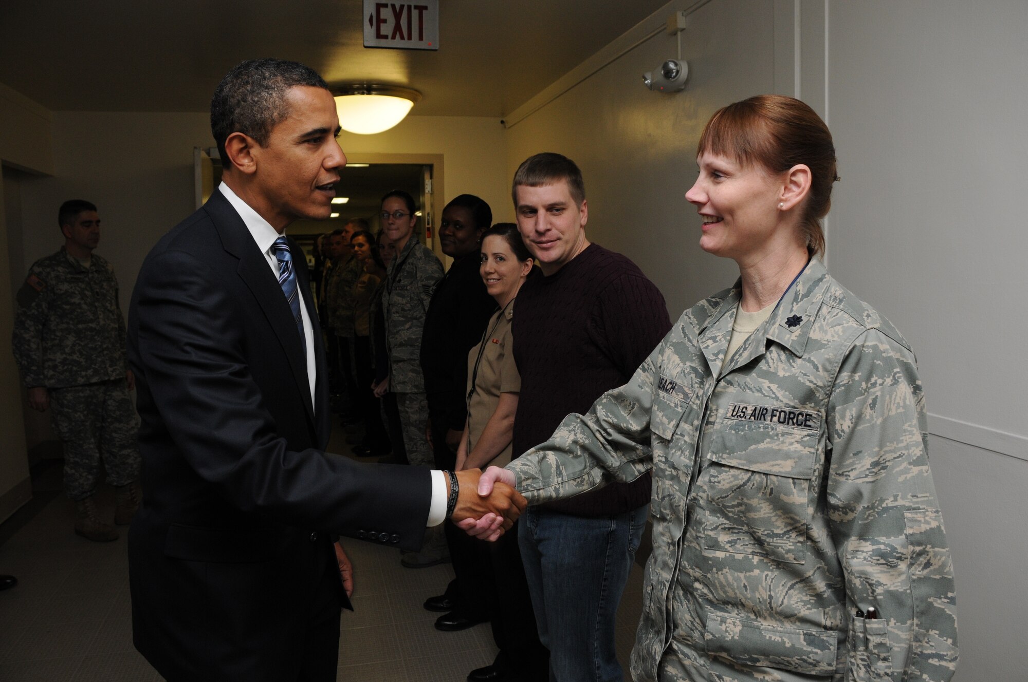 President-elect Barack Obama greets Air Force Lt. Col. Anita Leach during a surprise visit to the Armed Forces Inaugural Committee in Washington, D.C., Jan. 8. Lt. Col. Leach, from Scott Air Force Base, Ill., is one of more than 200 Airmen assigned to AFIC, a joint-service organization responsible for providing military ceremonial support to the 56th Presidential Inauguration, which will take place on Jan. 20. (Department of Defense photo by U.S. Coast Guard Petty Officer 1st Class Kyle Niemi)
