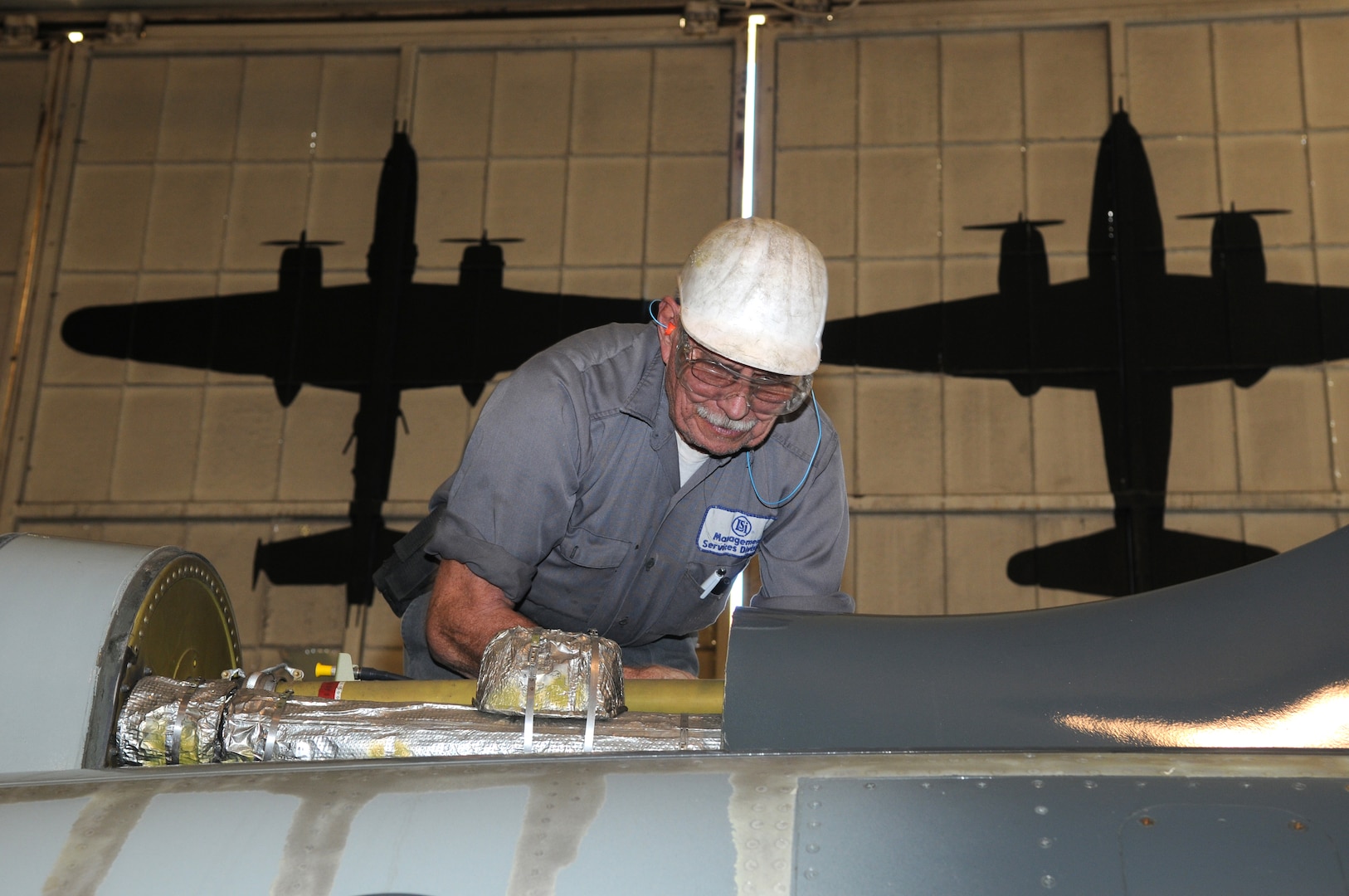 Jim Palmer, Lear Siegler Inc. contractor, performs the final installation of a fuel cell dorsal cover on a T-38 at the Queen Bee facility at Randolph Air Force Base, TX. Queen Bee is the only heavy maintenance provider for the T-38 fleet, providing support of T-38 inspection, maintenance and modification requirments continuously for more than 30 years. (US Air Force photo by Rich McFadden)  