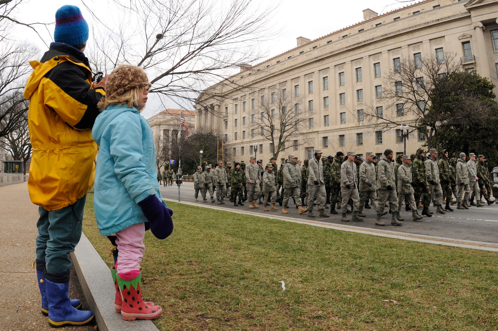 A mother and daughter watch as a flight of Airmen from the Air Force District of Washington march down Constitution Avenue Jan. 11 in Washington during a practice run of the inauguration parade for President-elect Barack Obama. (U.S. Air Force photo by Staff Sgt. Dan DeCook)