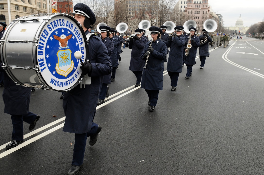 Members of the United States Air Force Band march down Constitution Avenue as Airmen from the Air Force District of Washington stand in a cordon Jan. 11 in Washington during a practice run of the inauguration parade for President-elect Barack Obama. (U.S. Air Force photo by Staff Sgt. Dan DeCook)