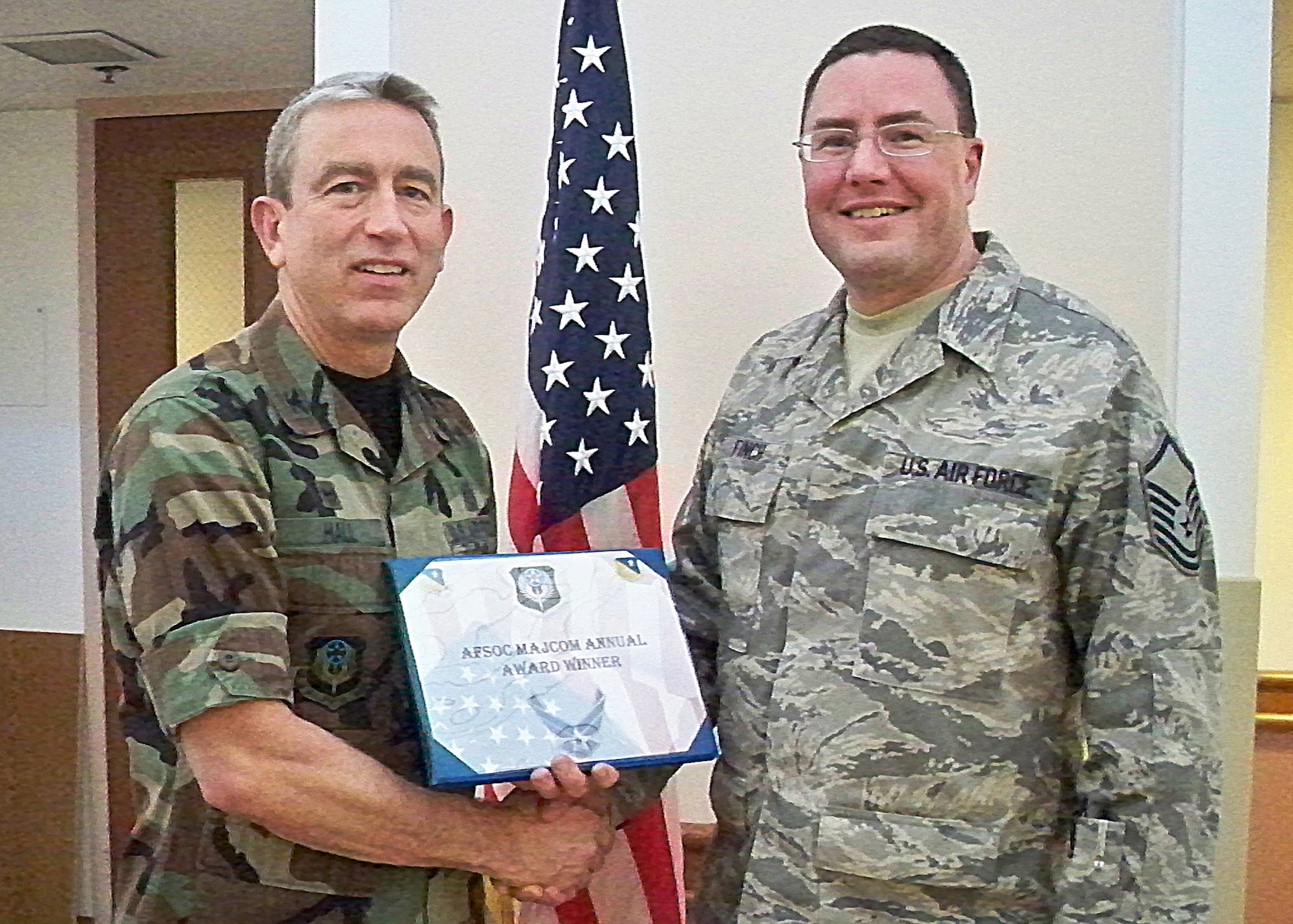 CANNON AIR FORCE BASE, N.M. -- Col. Kenneth Hall, 27th Special Operations Medical Group commander, presents Master Sgt. Robert Finch, 27th Special Operations Medical Support Squadron, the 2008 Air Force Special Operations Command Outstanding Laboratory Senior NCO Award, Jan. 8 at the medical clinic. Sergeant Finch was also nominated for the United States Air Force Laboratory SNCO of the Year Award. (Courtesy photo)
