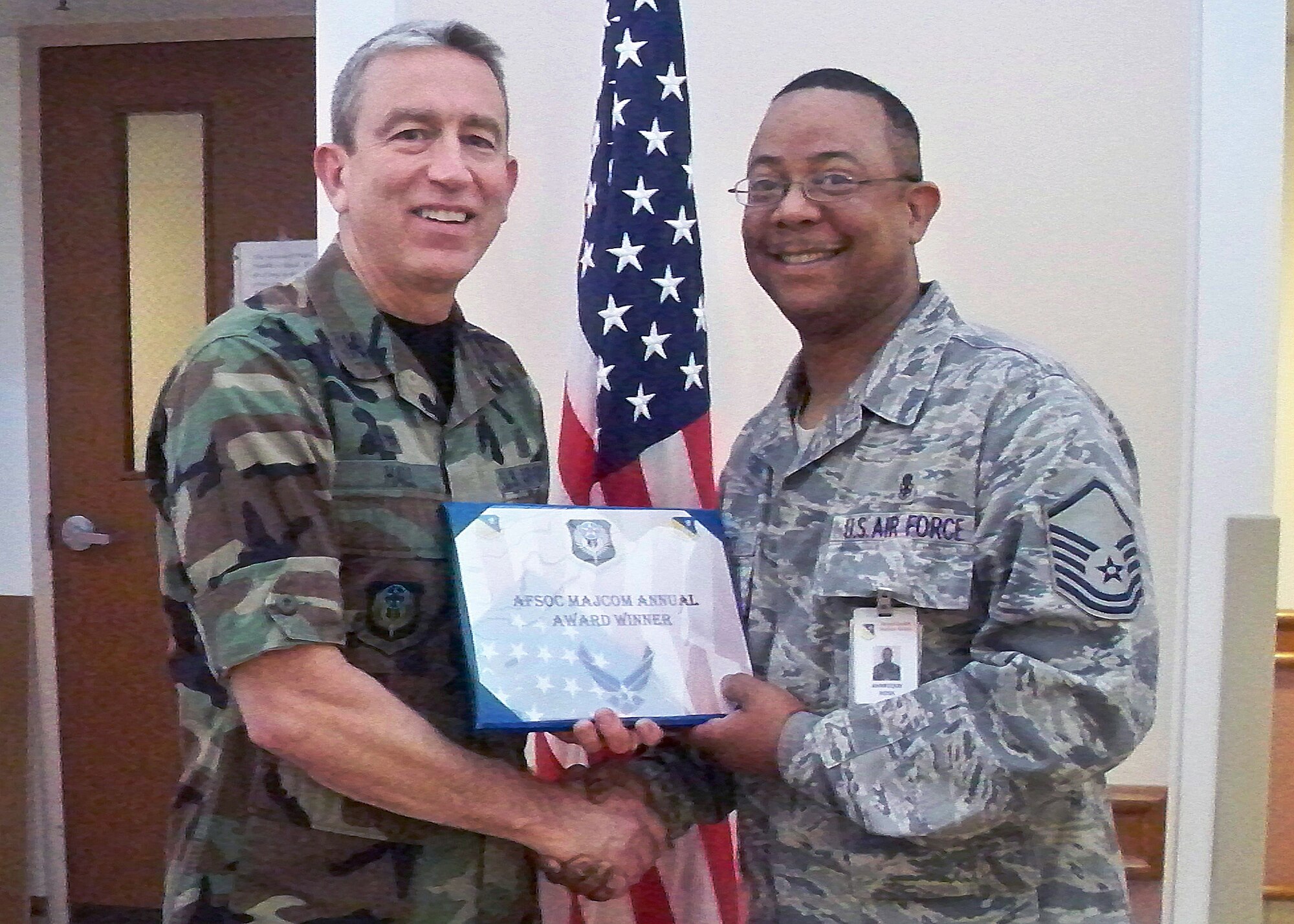 CANNON AIR FORCE BASE, N.M. -- Col. Kenneth Hall, 27th Special Operations Medical Group commander, presents Master Sgt. Ahnrique Ross, 27th SOMDG, with the 2008 Air Force Special Operations Command Health Services Management Senior Non-Commissioned Officer Award, at the medical clinic on Jan. 8. Sergeant Ross was also nominated for the USAF Outstanding Enlisted Health Services Management Senior NCO of the Year Award. (Courtesy photo) 