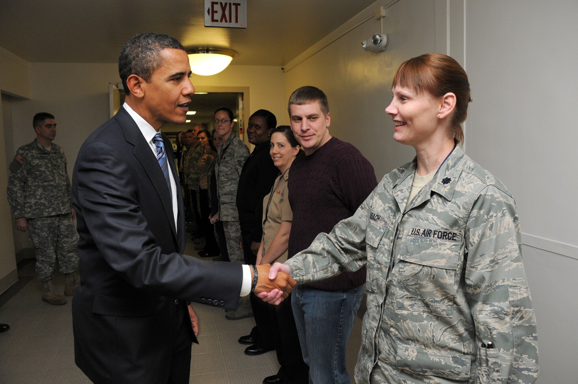 SCOTT AIR FORCE BASE, Ill.-- President-elect Barack Obama greets Lt. Col. Anita Leach, Armed Forces Inaugural Committee member, Jan. 8, in Washington D.C. AFIC carries on a tradition, which dates back more than 200 years, of honoring the new commander in chief and recognizing civilian control of the military. Colonel Leach is stationed at Scott Air Force Base and is assigned to Headquarters Air Mobility Command as the Chief of the Readiness and Integration division AMC A1. AFIC is a joint-service organization responsible for providing military ceremonial support to the 56th Presidential Inauguration, which will take place on Jan. 20, 2009. (Department of Defense photo by U.S. Coast Guard Petty Officer 1st Class Kyle Niemi)