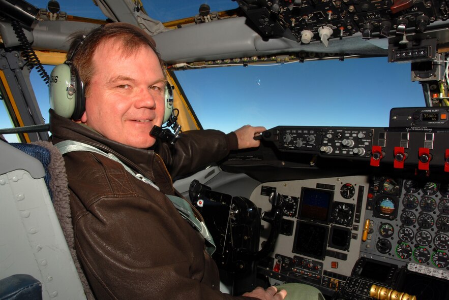 Colonel Brian Miller, Wing Commander of the 185th Air Refueling Wing (ARW), Sioux City, Iowa, personally pilots a KC-135 to transport Iowa Air and Army National Guard troops to Washington D.C. on 16 January, 2009.  The 185th ARW flew Guard members to Andrew Air Force Base in suport of the inauguration of President-Elect Barack Obama.  (U.S. Air Force photo by TSgt. Brian Cox) (Released by MSgt Vincent DeGroot, Public Affairs Manager)