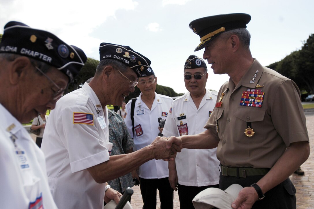 Lt. Gen. Lee Hong Hee, commandant of the Republic of Korea Marine Corps, expresses his gratitude to Korean War veterans during a wreath laying ceremony in honor of the fallen at the National Memorial Cemetery of the Pacific (Punchbowl) here Jan. 19.