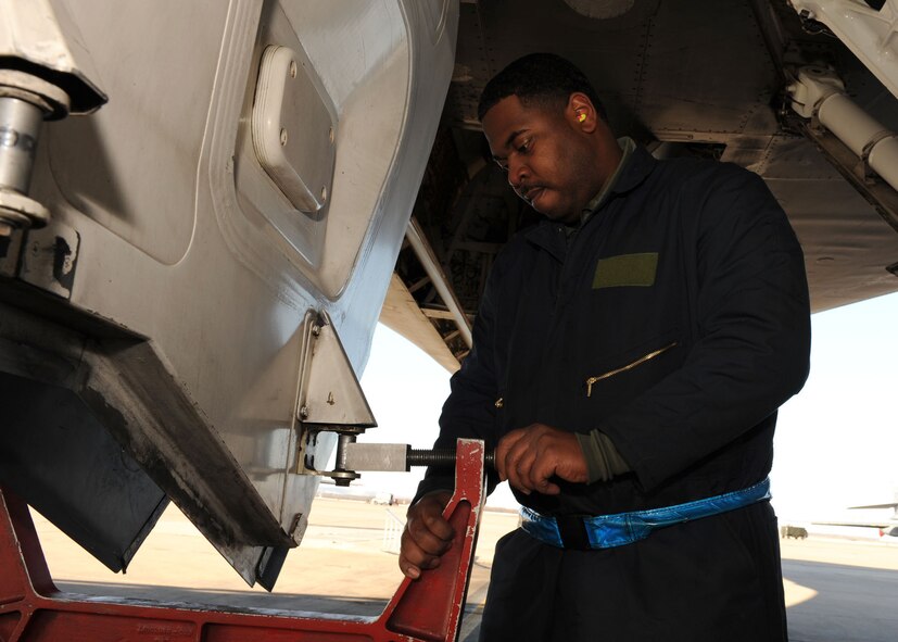 DYESS AIR FORCE BASE, Texas -- Staff Sgt. Tyrran Oliver, from the 7th Aircraft Maintenance Squadron (AMXS), preps the B-1B Lancer for flight by ensuring all the ground safety equipment is removed prior to flight here, Jan. 15. The 7th AMXS maintains the B-1B Lancers in support of the flying mission.(U.S. Air Force photo by Senior Airman Felicia Juenke)